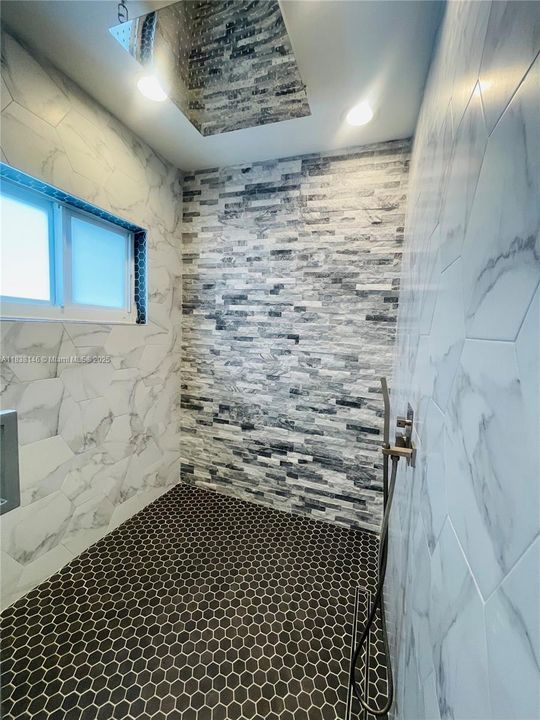 最近售出: $650,000 (3 贝兹, 2 浴室, 1395 平方英尺)