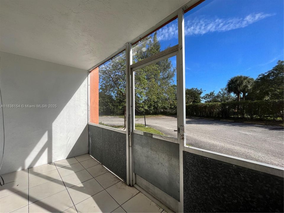 Active With Contract: $1,775 (2 beds, 2 baths, 1290 Square Feet)