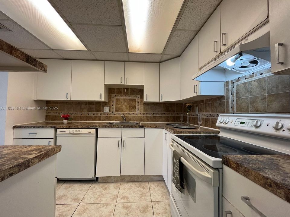 Active With Contract: $1,775 (2 beds, 2 baths, 1290 Square Feet)