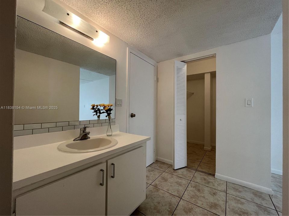 Active With Contract: $1,775 (2 beds, 2 baths, 1290 Square Feet)