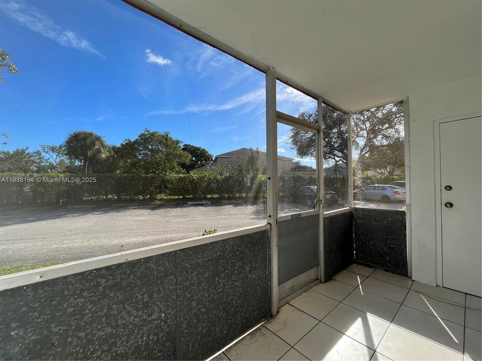 Active With Contract: $1,775 (2 beds, 2 baths, 1290 Square Feet)