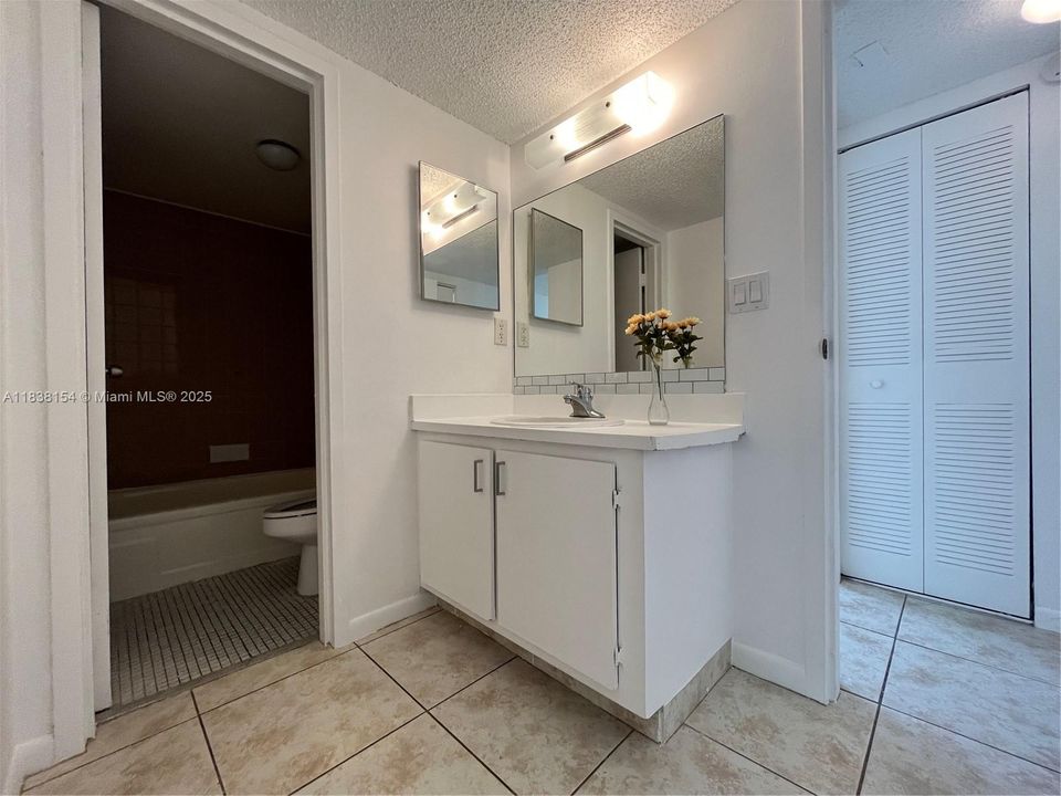 Active With Contract: $1,775 (2 beds, 2 baths, 1290 Square Feet)