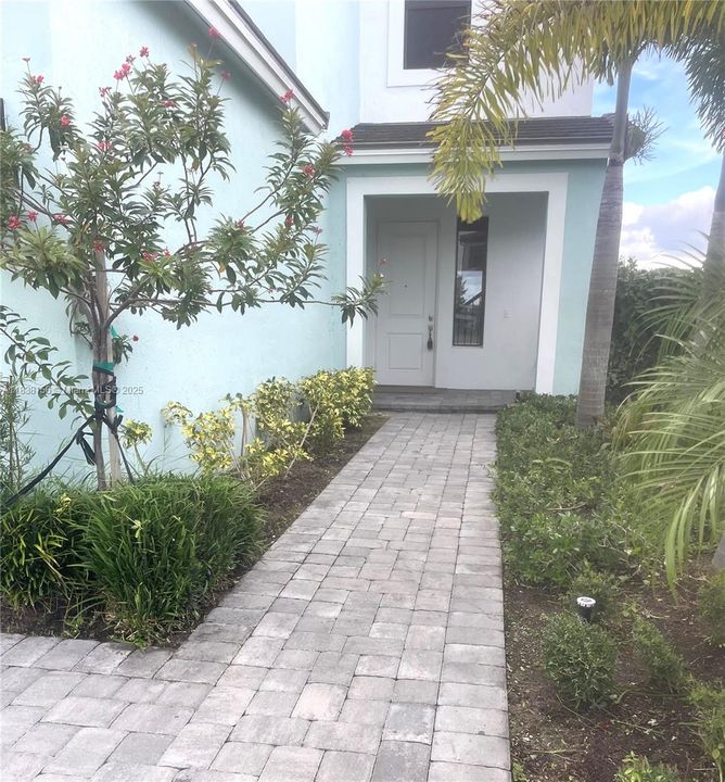 Recently Rented: $4,600 (4 beds, 3 baths, 2512 Square Feet)