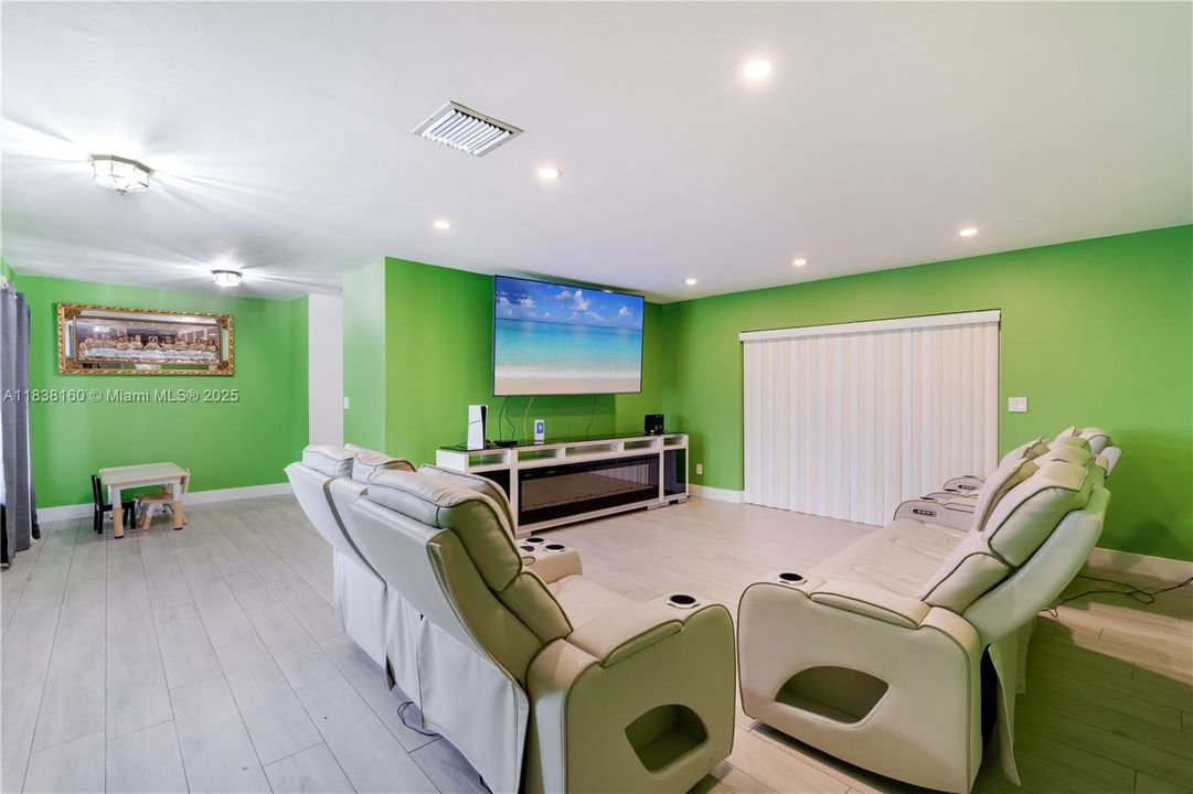 待售: $899,900 (3 贝兹, 2 浴室, 2407 平方英尺)