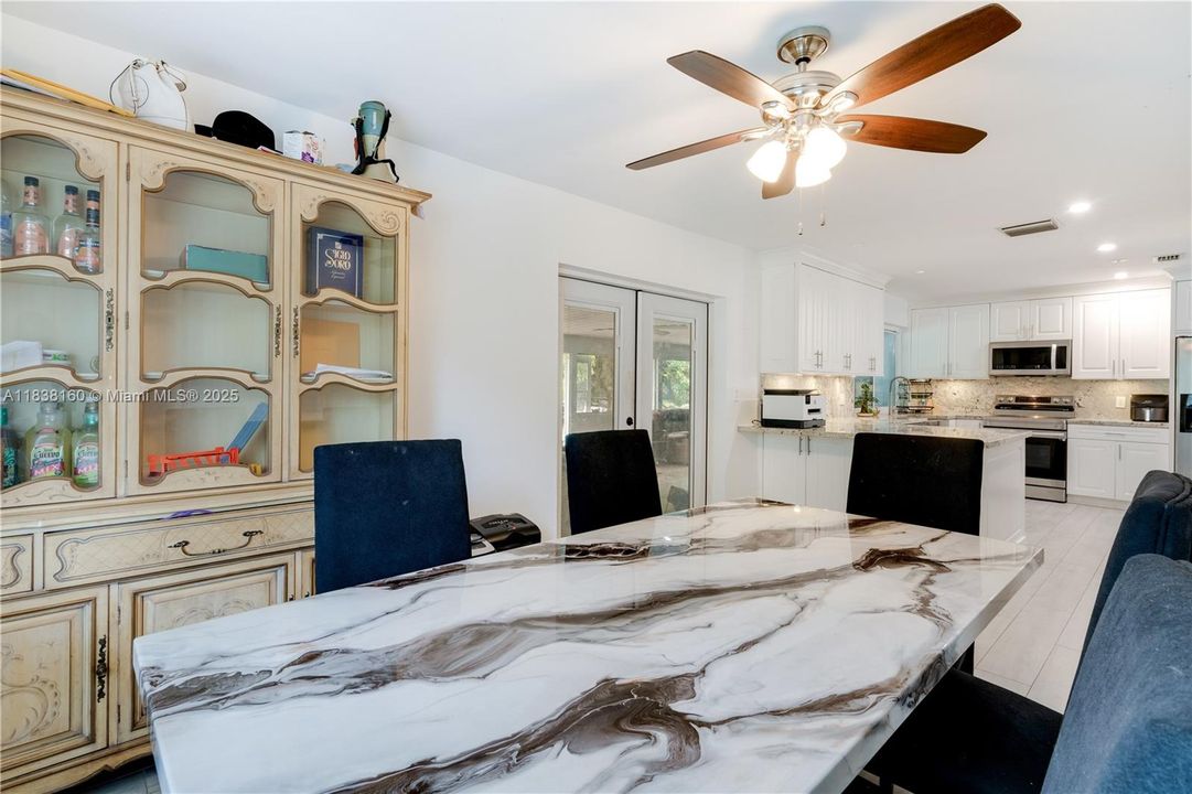 待售: $899,900 (3 贝兹, 2 浴室, 2407 平方英尺)