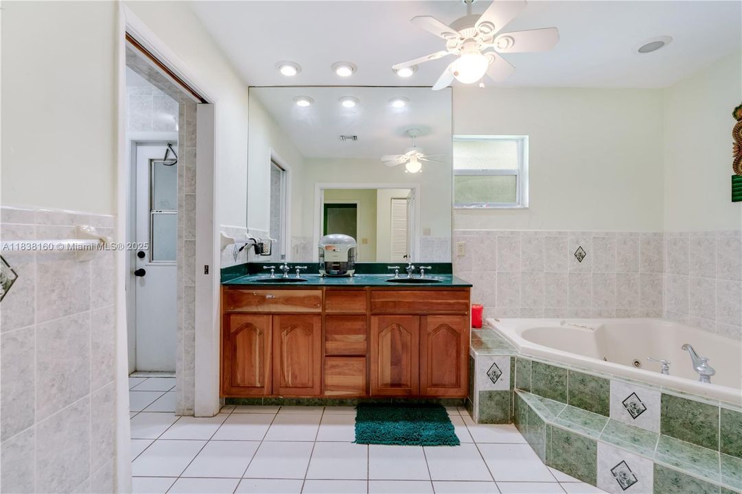 待售: $899,900 (3 贝兹, 2 浴室, 2407 平方英尺)