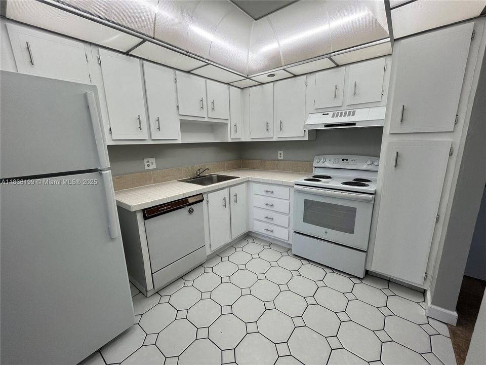 待售: $110,000 (1 贝兹, 1 浴室, 740 平方英尺)