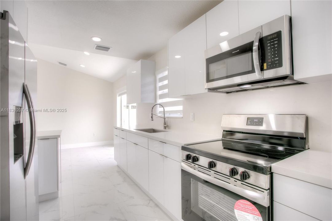 For Sale: $550,000 (3 beds, 2 baths, 1205 Square Feet)