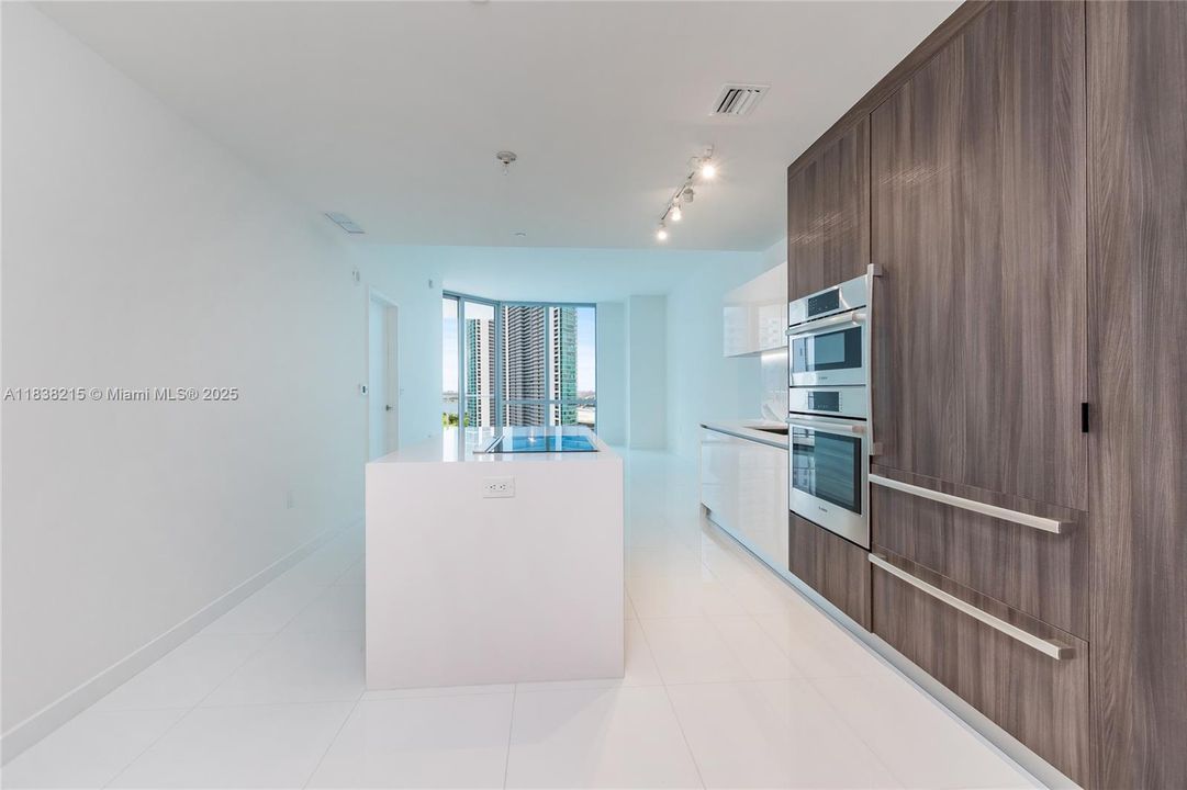 Recently Rented: $5,450 (1 beds, 2 baths, 1254 Square Feet)