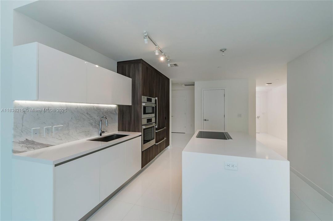 Recently Rented: $5,450 (1 beds, 2 baths, 1254 Square Feet)