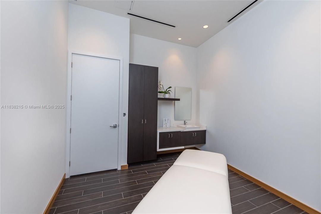 Recently Rented: $5,450 (1 beds, 2 baths, 1254 Square Feet)