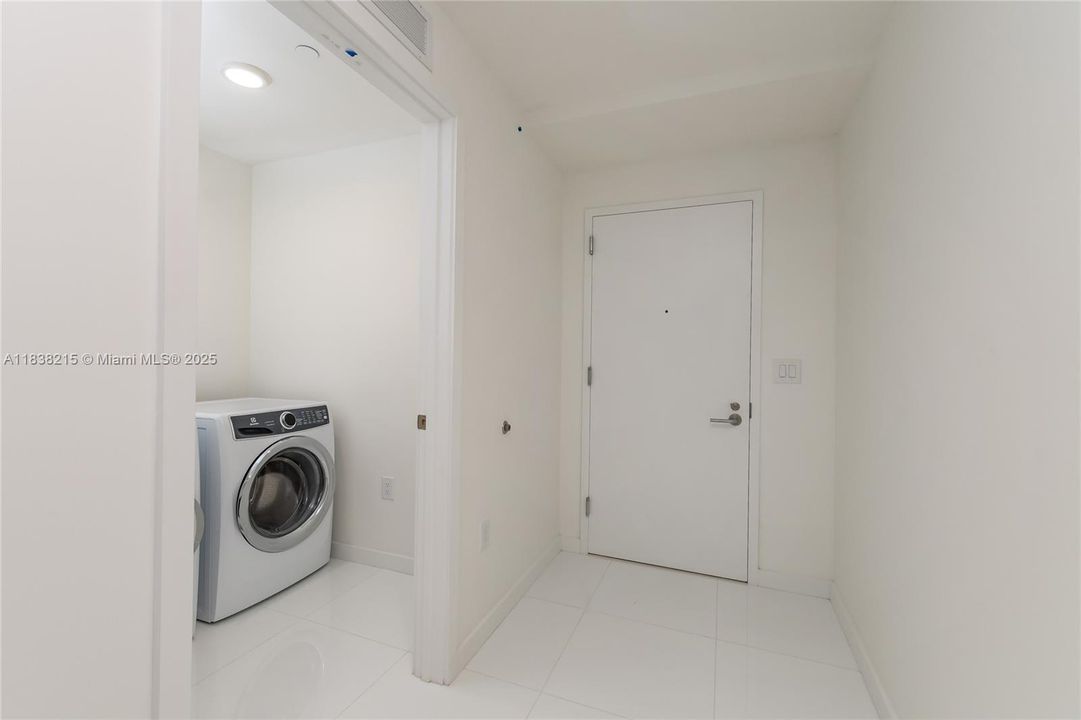 Recently Rented: $5,450 (1 beds, 2 baths, 1254 Square Feet)