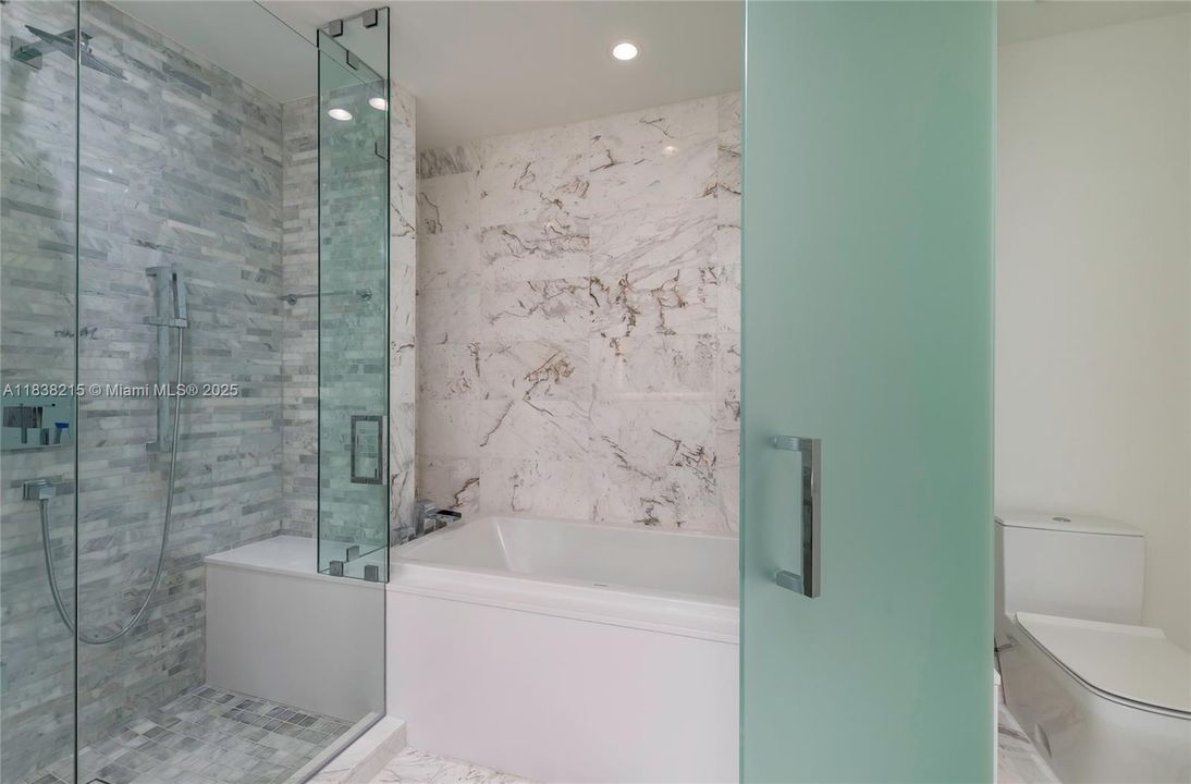 Recently Rented: $5,450 (1 beds, 2 baths, 1254 Square Feet)