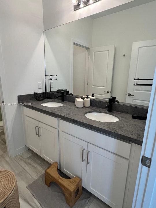 待售: $650,000 (3 贝兹, 2 浴室, 2317 平方英尺)