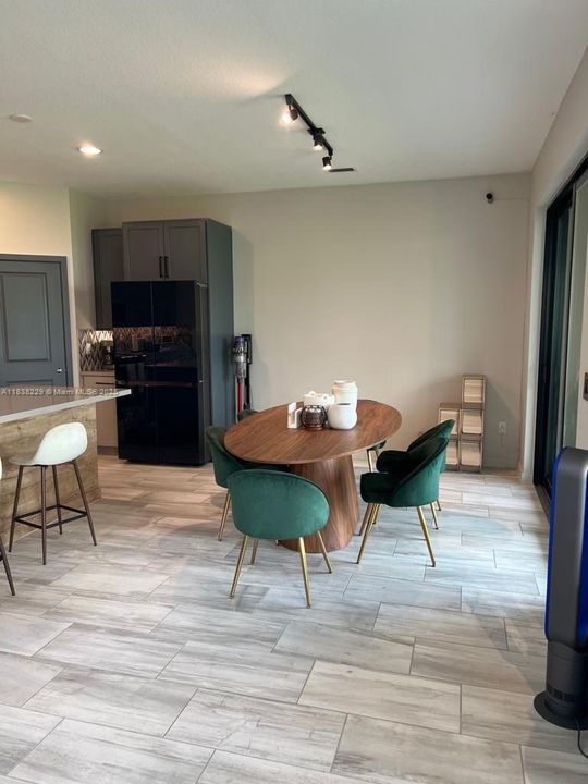 待售: $650,000 (3 贝兹, 2 浴室, 2317 平方英尺)