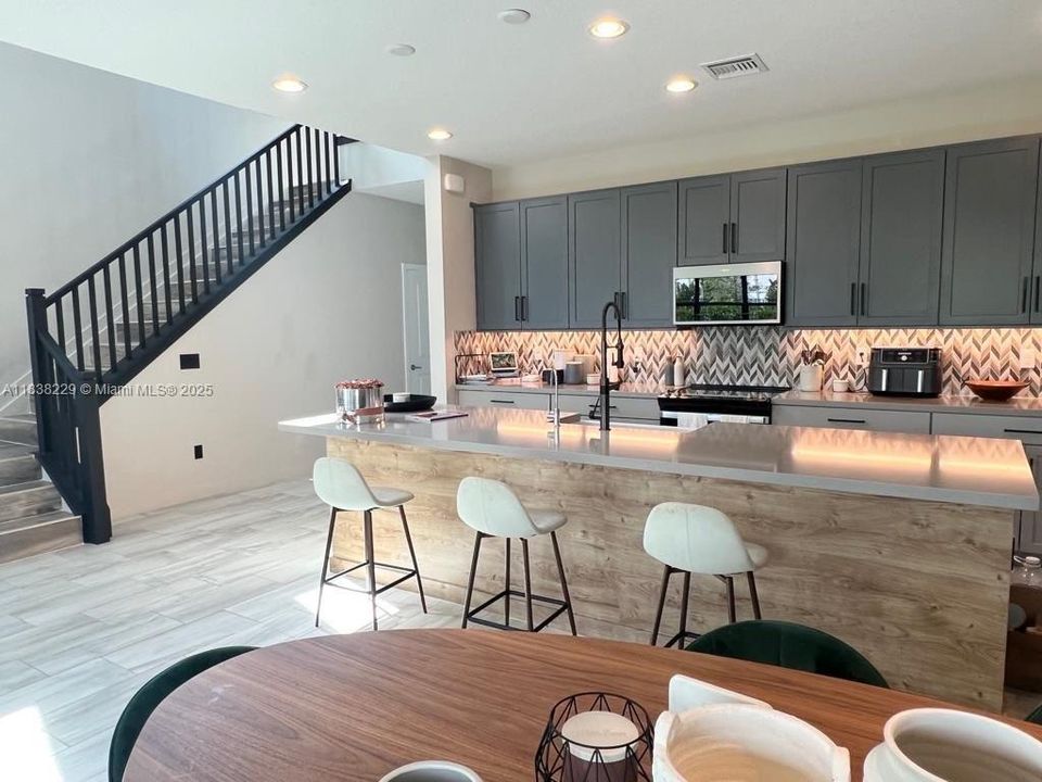 待售: $650,000 (3 贝兹, 2 浴室, 2317 平方英尺)