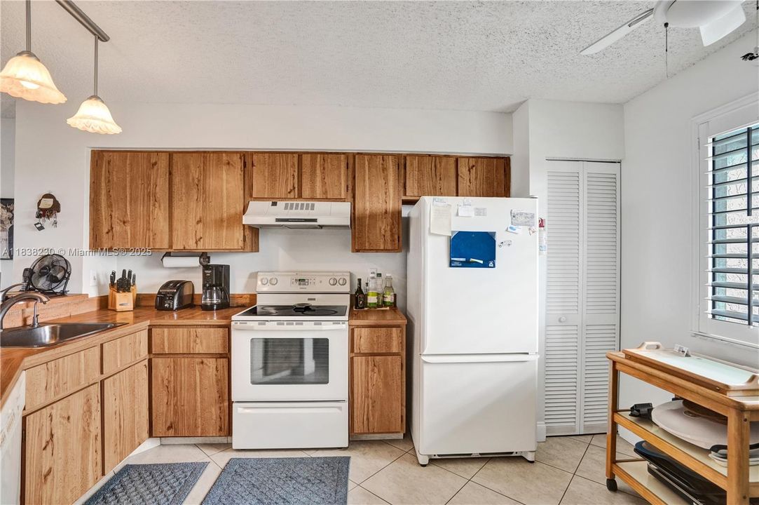 Activo con contrato: $249,000 (2 camas, 2 baños, 1222 Pies cuadrados)