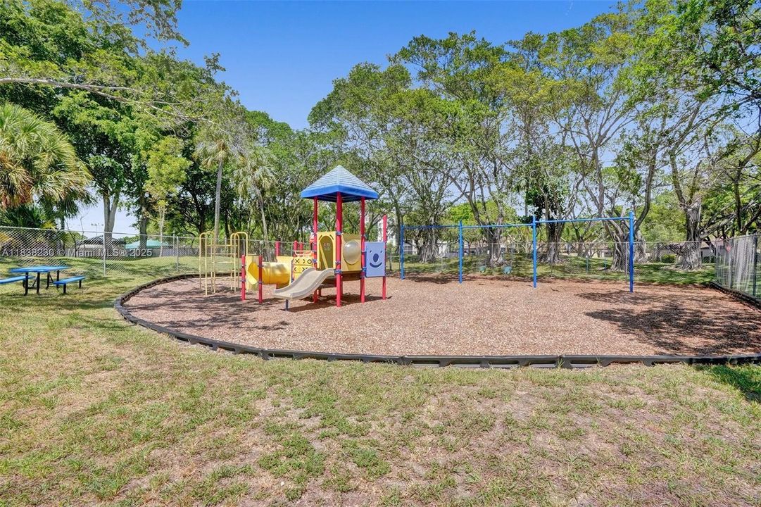 Activo con contrato: $249,000 (2 camas, 2 baños, 1222 Pies cuadrados)