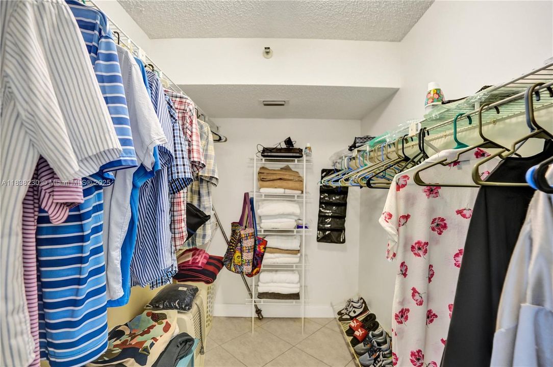 Activo con contrato: $249,000 (2 camas, 2 baños, 1222 Pies cuadrados)