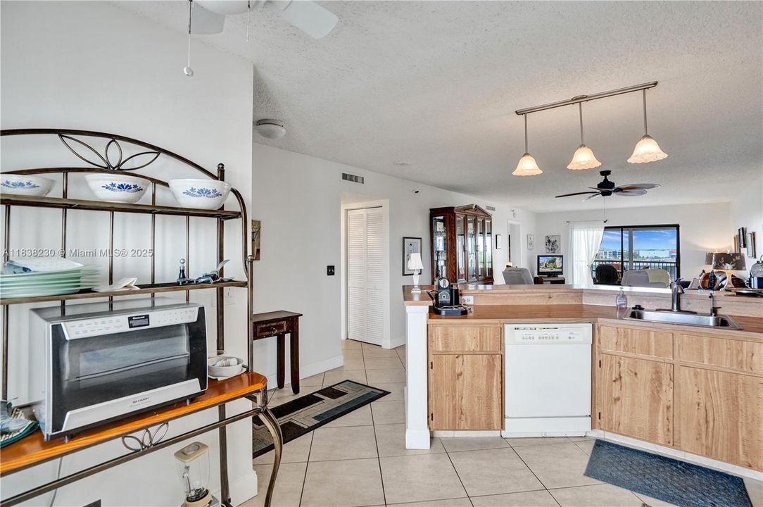 Activo con contrato: $249,000 (2 camas, 2 baños, 1222 Pies cuadrados)