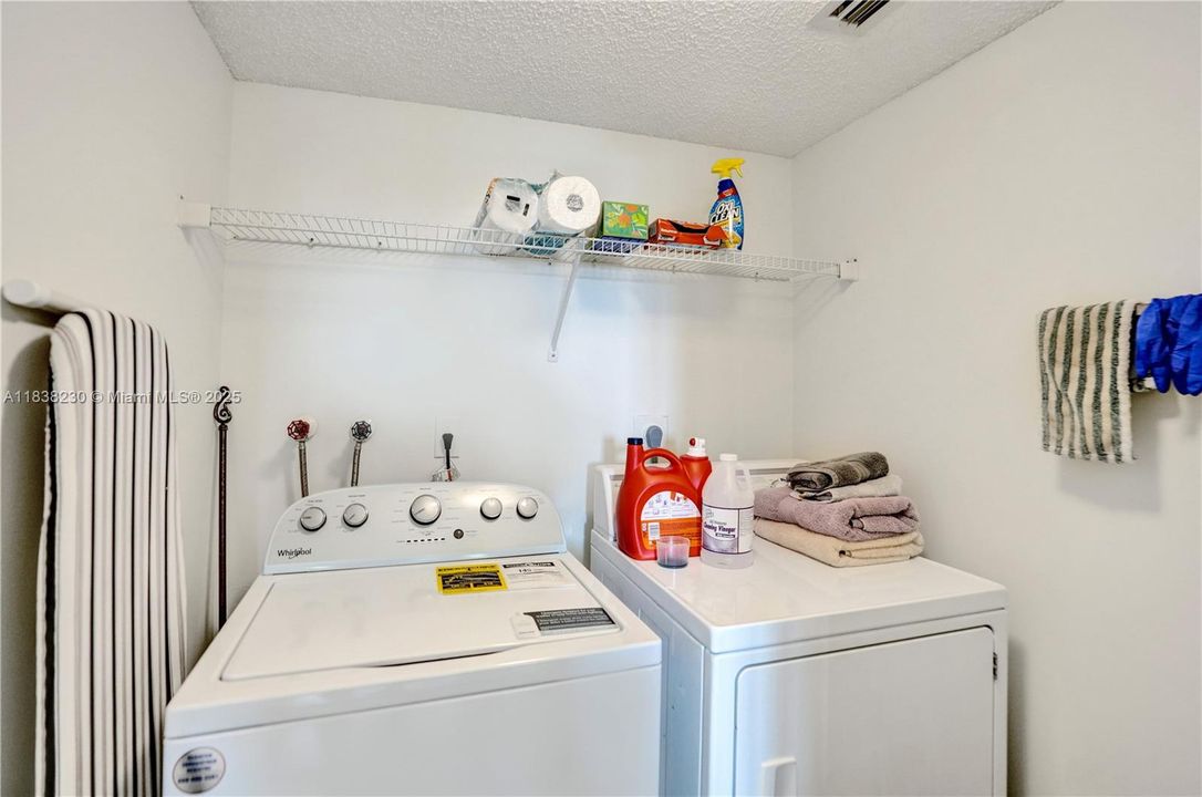 Activo con contrato: $249,000 (2 camas, 2 baños, 1222 Pies cuadrados)