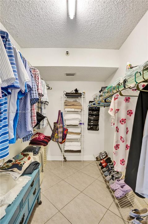 Activo con contrato: $249,000 (2 camas, 2 baños, 1222 Pies cuadrados)