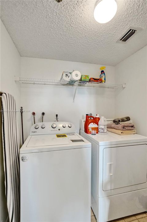 Activo con contrato: $249,000 (2 camas, 2 baños, 1222 Pies cuadrados)