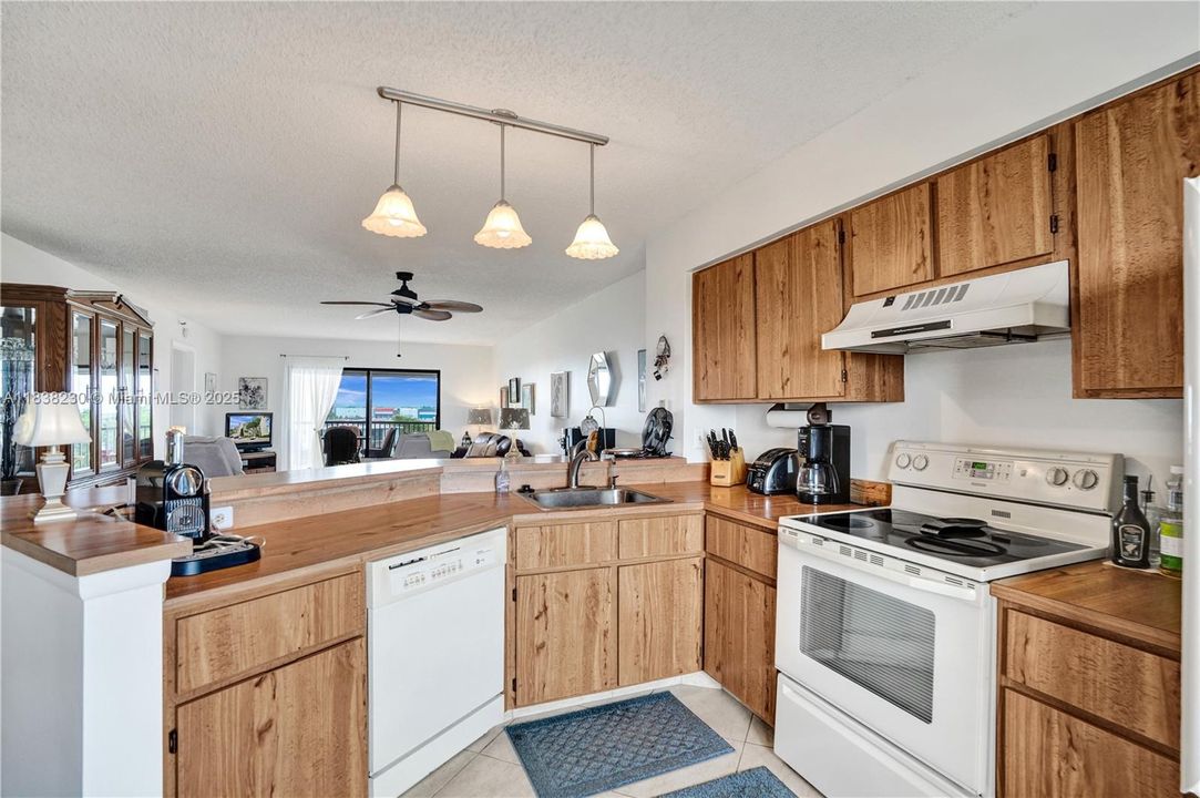 Activo con contrato: $249,000 (2 camas, 2 baños, 1222 Pies cuadrados)