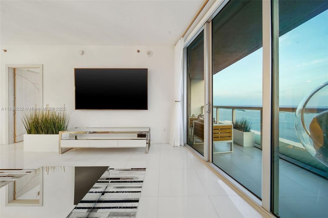 For Rent: $4,695 (1 beds, 1 baths, 1035 Square Feet)