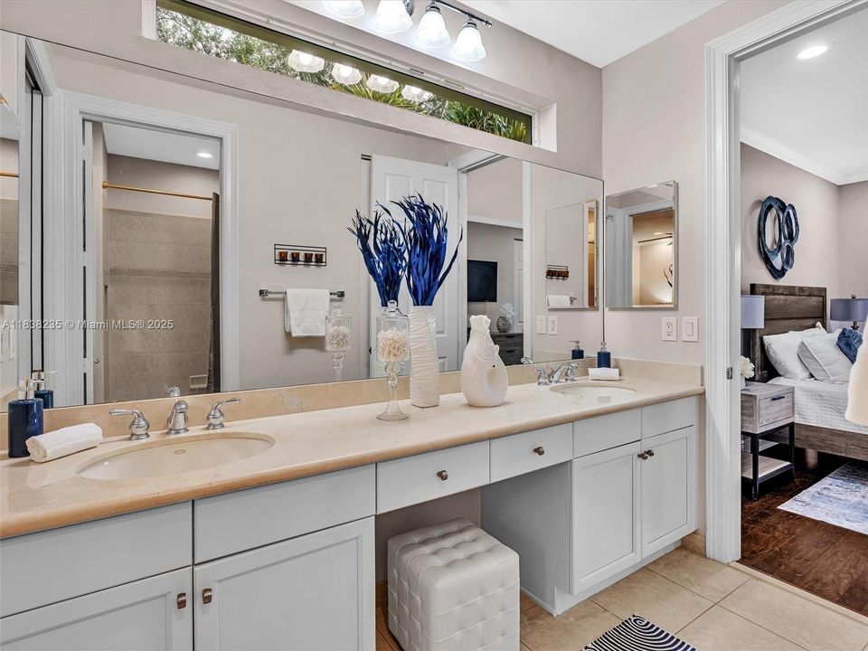 最近售出: $2,250,000 (5 贝兹, 5 浴室, 5060 平方英尺)