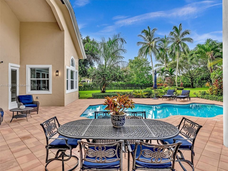 最近售出: $2,250,000 (5 贝兹, 5 浴室, 5060 平方英尺)