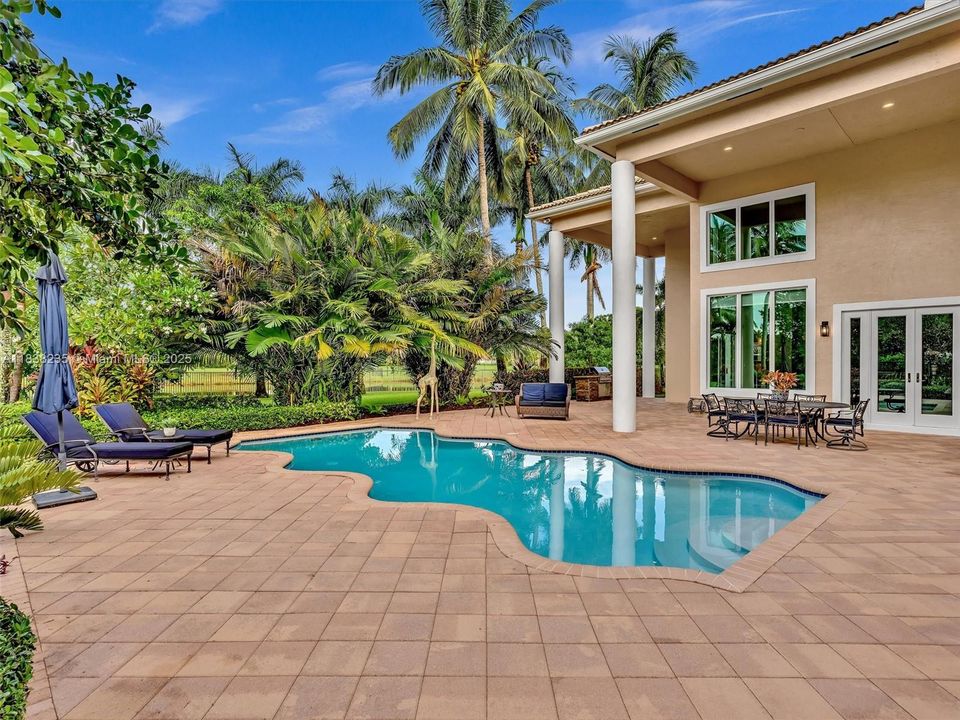 最近售出: $2,250,000 (5 贝兹, 5 浴室, 5060 平方英尺)