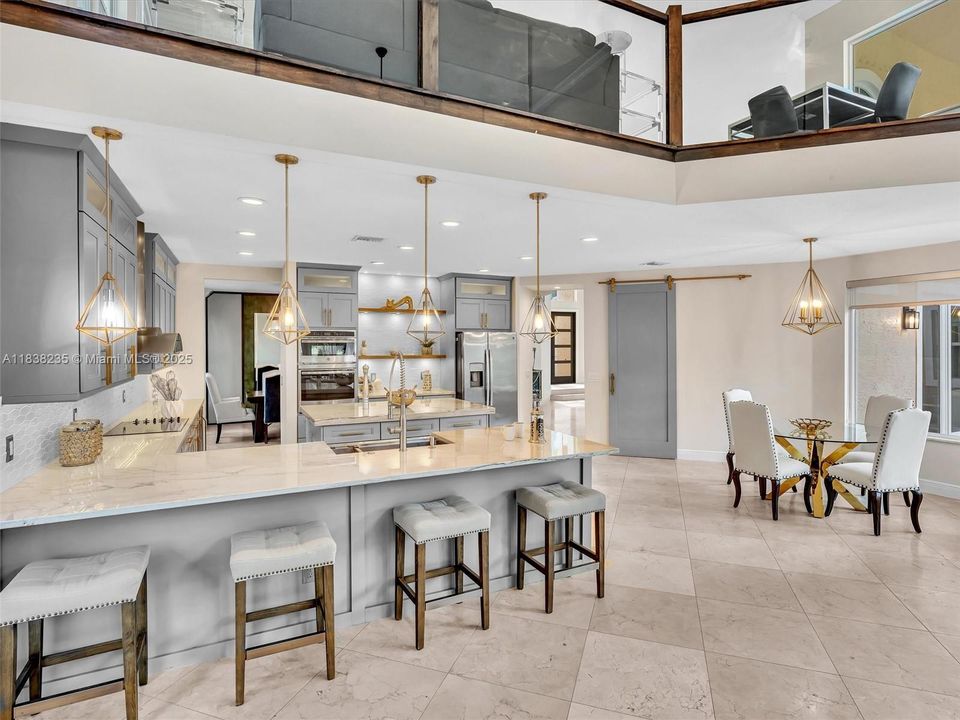 最近售出: $2,250,000 (5 贝兹, 5 浴室, 5060 平方英尺)