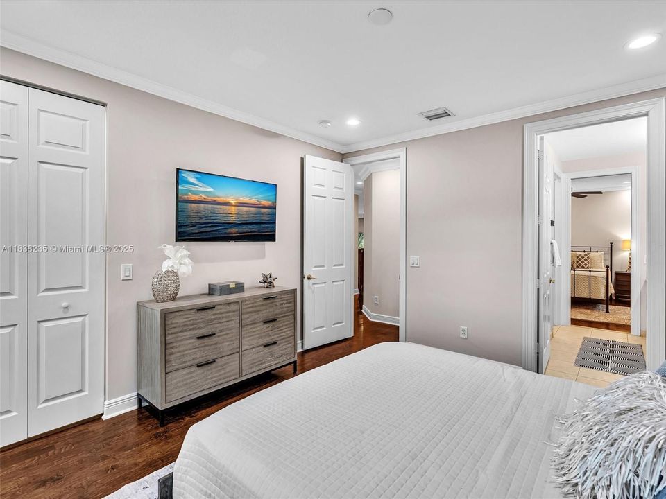 最近售出: $2,250,000 (5 贝兹, 5 浴室, 5060 平方英尺)