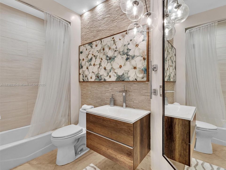 最近售出: $2,250,000 (5 贝兹, 5 浴室, 5060 平方英尺)