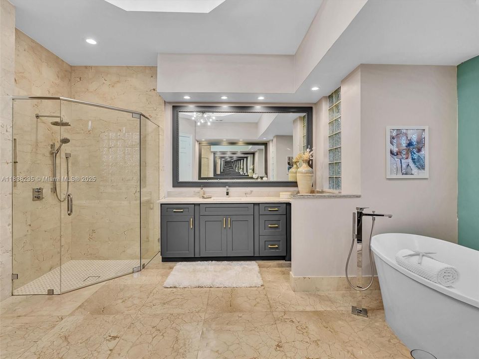 最近售出: $2,250,000 (5 贝兹, 5 浴室, 5060 平方英尺)