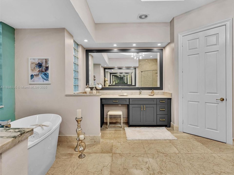 最近售出: $2,250,000 (5 贝兹, 5 浴室, 5060 平方英尺)