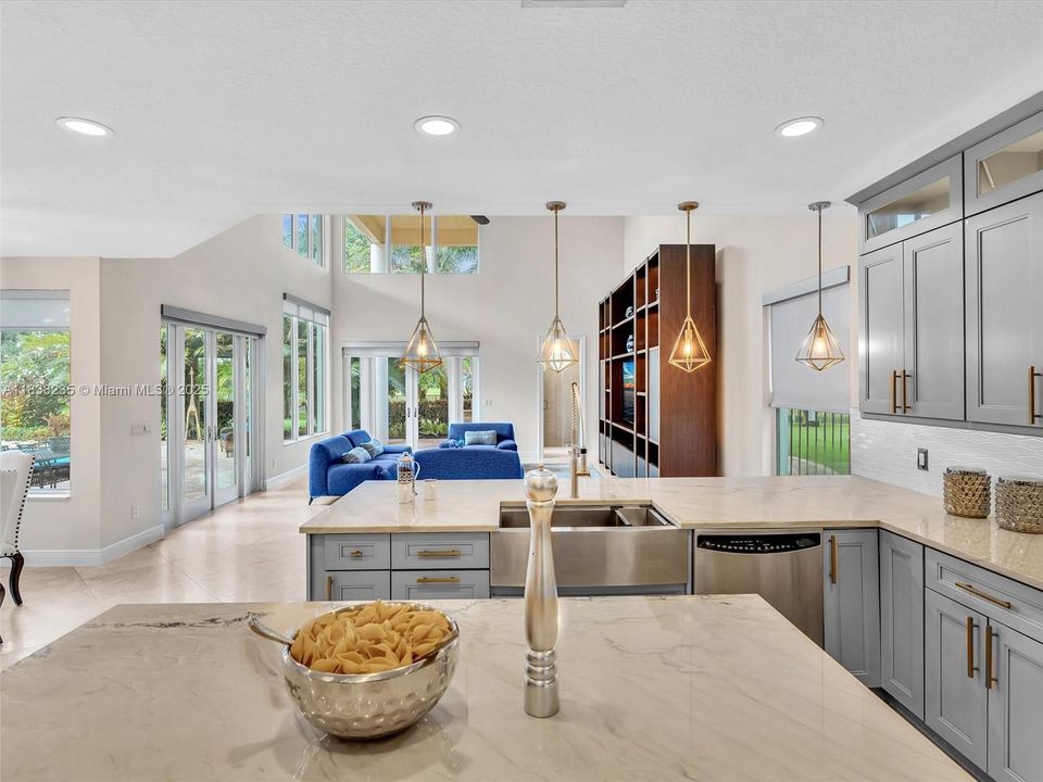 最近售出: $2,250,000 (5 贝兹, 5 浴室, 5060 平方英尺)