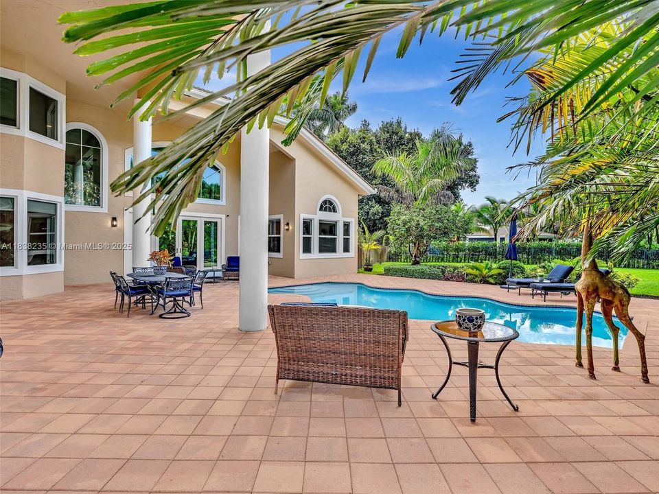 最近售出: $2,250,000 (5 贝兹, 5 浴室, 5060 平方英尺)