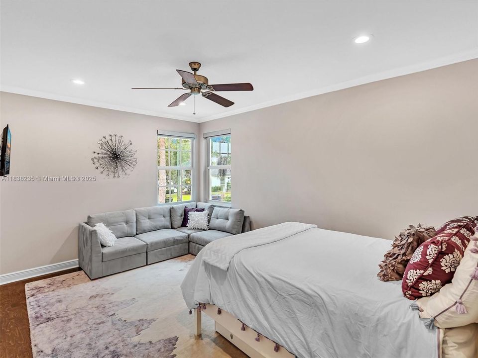 最近售出: $2,250,000 (5 贝兹, 5 浴室, 5060 平方英尺)