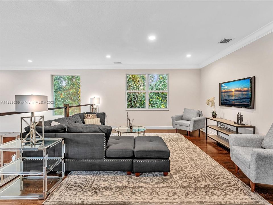 最近售出: $2,250,000 (5 贝兹, 5 浴室, 5060 平方英尺)