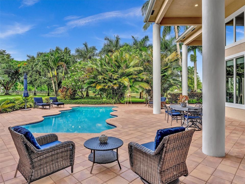 最近售出: $2,250,000 (5 贝兹, 5 浴室, 5060 平方英尺)