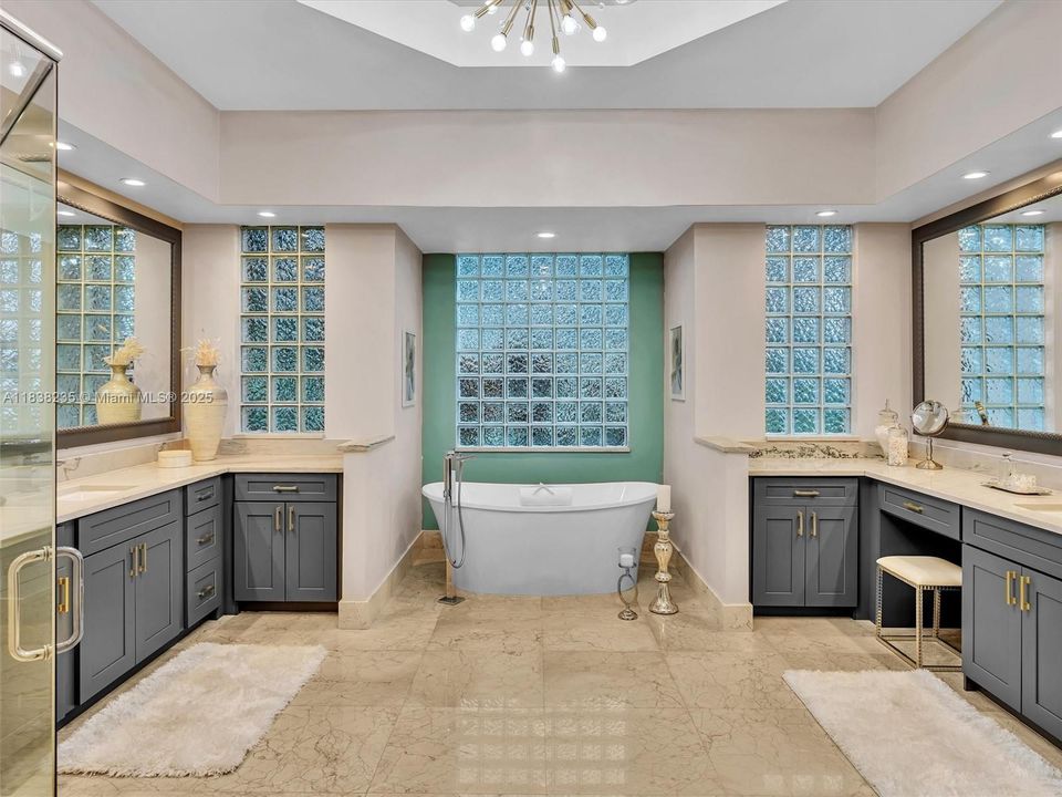 最近售出: $2,250,000 (5 贝兹, 5 浴室, 5060 平方英尺)