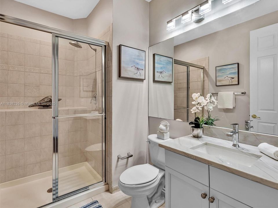 最近售出: $2,250,000 (5 贝兹, 5 浴室, 5060 平方英尺)