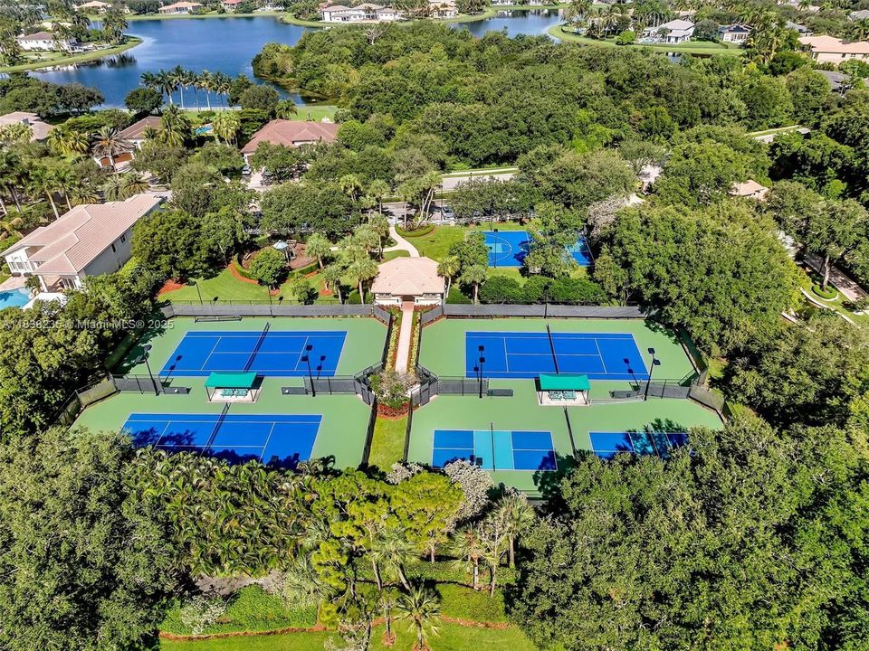 最近售出: $2,250,000 (5 贝兹, 5 浴室, 5060 平方英尺)