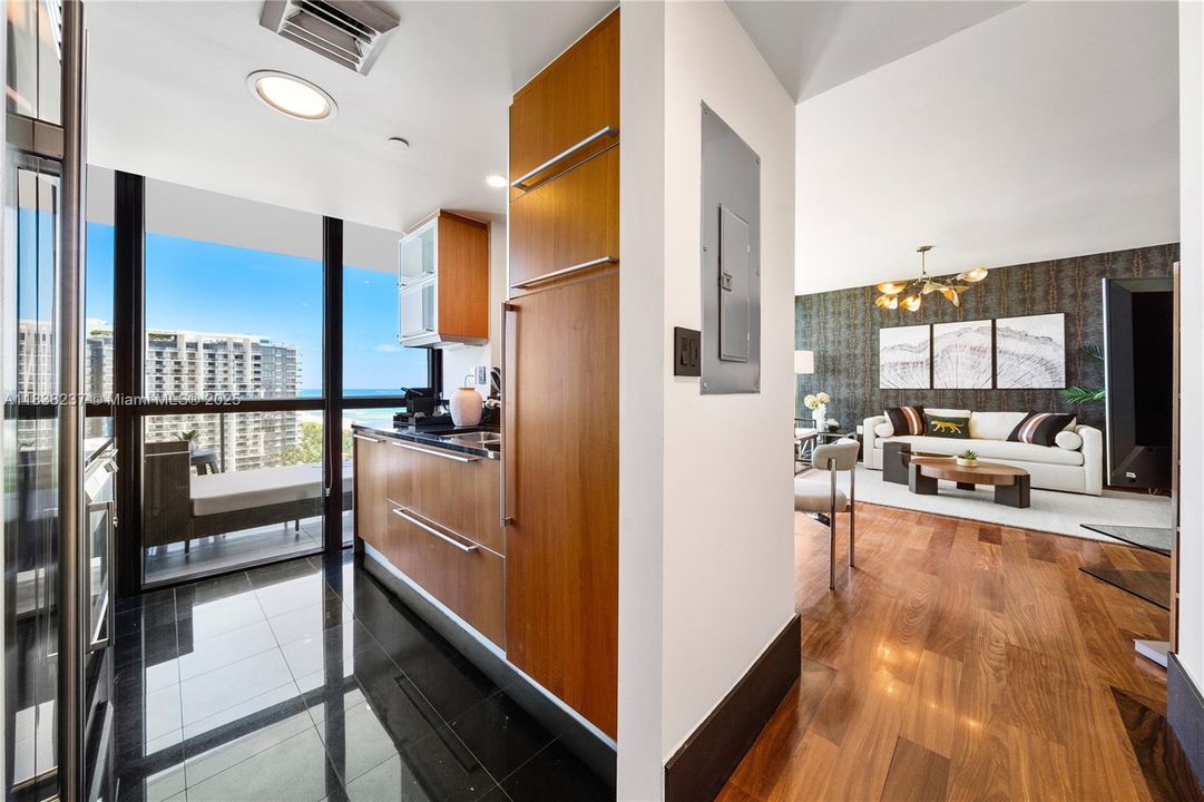 Recently Sold: $2,300,000 (1 beds, 1 baths, 821 Square Feet)