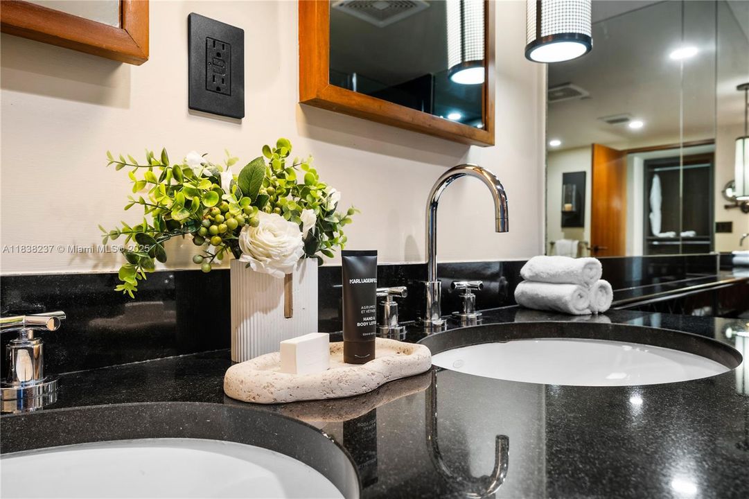 Recently Sold: $2,300,000 (1 beds, 1 baths, 821 Square Feet)