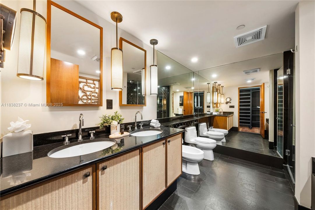 Recently Sold: $2,300,000 (1 beds, 1 baths, 821 Square Feet)