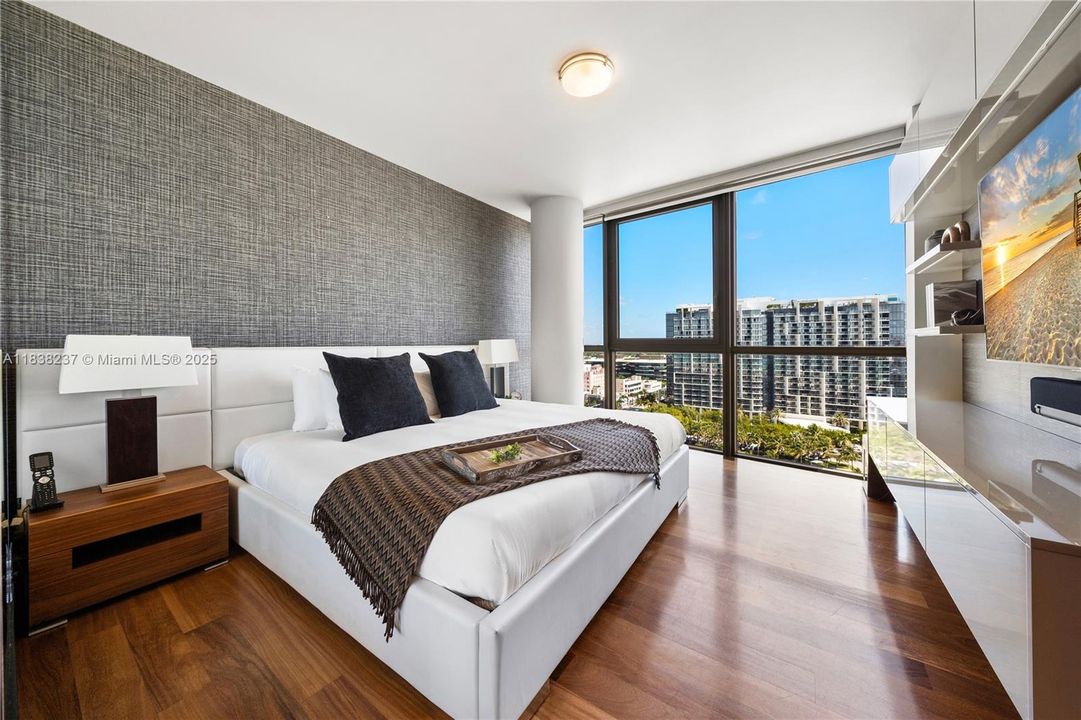 Recently Sold: $2,300,000 (1 beds, 1 baths, 821 Square Feet)