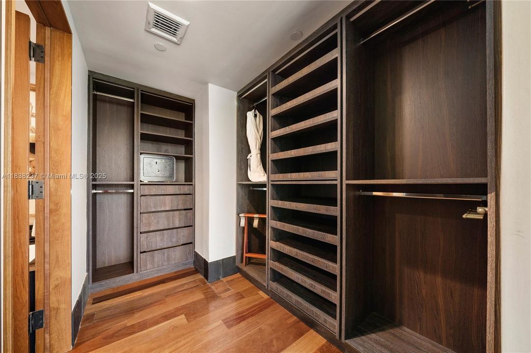 Recently Sold: $2,300,000 (1 beds, 1 baths, 821 Square Feet)